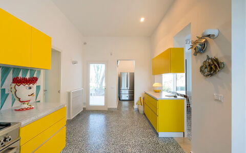 Villa Rebecca: Pavimentazione, Cucina, Interior Design, Giallo, Pavimento, Soffitto, Controsoffitto, Apparecchio Major, Cabinetry, Elettrodomestico Da Cucina