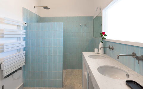 Villa Rebecca: Parete, Pavimentazione, Pavimento, Interior Design, Idraulico Fixture, Piastrella, Bagno, Materiale Composito, Idraulico, Ceramica