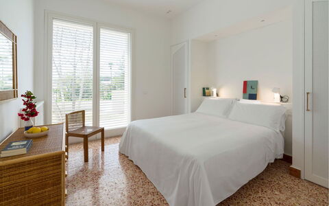 Villa Rebecca: Mobilia, Interior Design, Letto, Parete, Pavimento, Pavimentazione, Camera Da Letto, Legna, Soffitto, Lenzuolo