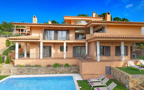 Villa Crab: Piscina, Zona Residenziale, Casa, Facciata, Architettura, Balcone, Estate, Ricorrere, Portico, Villa