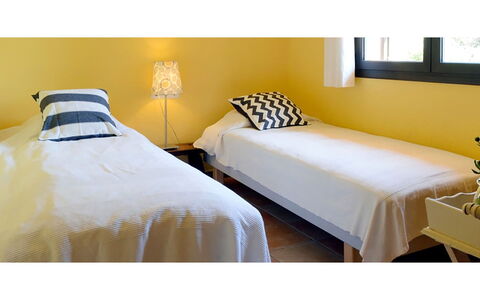 Villa Crab: Letto, Mobilia, Camera Da Letto, Interior Design, Bedding, Lenzuolo, Biancheria, Giallo, Pavimento, Pavimentazione