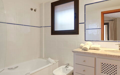 Villa Crab: Idraulico Fixture, Bagno, Pavimentazione, Interior Design, Pavimento, Lavello, Lavandino Del Bagno, Rubinetto, Specchio, Mobiletto Del Bagno