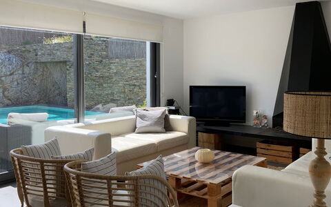 Villa Luisa: Mobilia, Interior Design, Divano, Pavimentazione, Pavimento, Soggiorno, Camera, Illuminazione, Appartamento