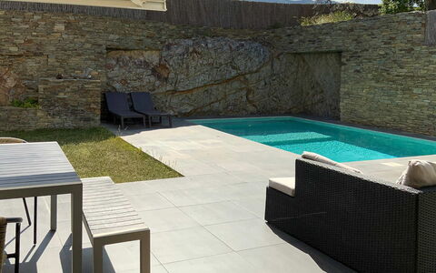 Villa Luisa: Piscina, Mobili Da Esterno, Materiale Composito, Shade, Calcestruzzo, Flagstone, Piastrella, Backyard, Sedia, Ricorrere