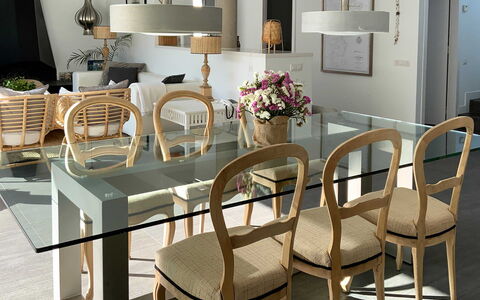Villa Luisa: Mobilia, Legna, Tavolo, Sala Da Pranzo, Cucina & Sala Da Pranzo Tavolo, Sedia, Interior Design, Pavimentazione, Pavimento, Color Legno
