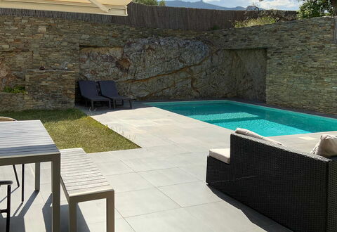 Villa Luisa: Piscina, Mobili Da Esterno, Materiale Composito, Shade, Calcestruzzo, Flagstone, Piastrella, Backyard, Sedia, Ricorrere