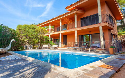 Villa Tamariu: Piscina, Ricorrere, Zona Residenziale, Eco Hotel, Materiale Composito, Shade, Estate, Mobili Da Esterno, Hacienda, Villa