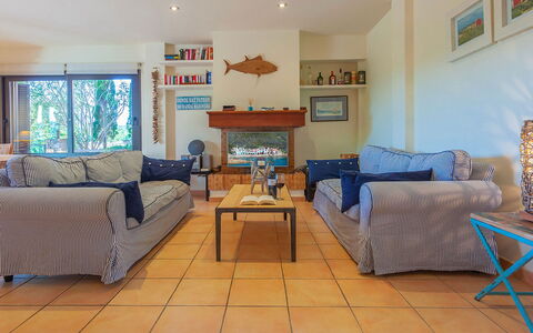 Villa Tamariu: Mobilia, Interior Design, Pavimentazione, Divano, Pavimento, Legna, Camera, Tavolo, Soggiorno, Illuminazione