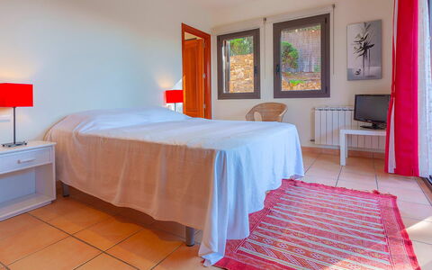 Villa Tamariu: Mobilia, Letto, Interior Design, Camera Da Letto, Pavimento, Lenzuolo, Pavimentazione, Legna, Bedding, Camera