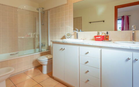 Villa Tamariu: Lavandino Del Bagno, Idraulico Fixture, Bagno, Lavello, Pavimentazione, Controsoffitto, Cabinetry, Interior Design, Mobiletto Del Bagno, Pavimento