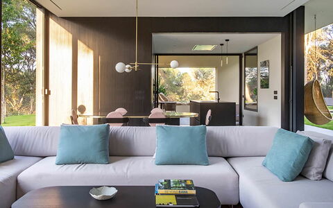 Villa Bamby: Mobilia, Interior Design, Pavimentazione, Divano, Parete, Pavimento, Soggiorno, Casa, Soffitto, Tavolo