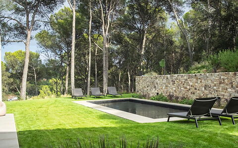 Villa Bamby: Giardino, Shade, Piscina, Landscaping, Mobili Da Esterno, Prato, Backyard, Cortile, Design, Parco