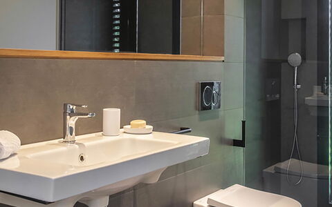 Villa Bamby: Lavandino Del Bagno, Bagno, Idraulico Fixture, Parete, Interior Design, Lavello, Pavimentazione, Rubinetto, Specchio, Pavimento