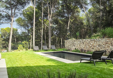 Villa Bamby: Giardino, Shade, Piscina, Landscaping, Mobili Da Esterno, Prato, Backyard, Cortile, Design, Parco