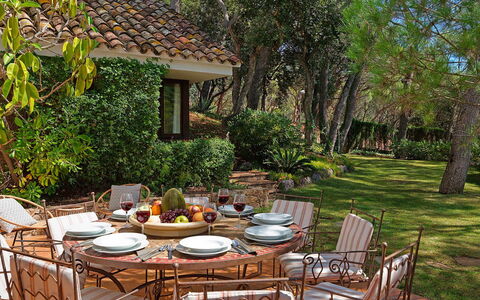 Villa Cassiopea: Mobilia, Tavolo, Sedia, Mobili Da Esterno, Tavolo Esterno, Giardino, Cucina & Sala Da Pranzo Tavolo, Backyard, Shade, Terrazza