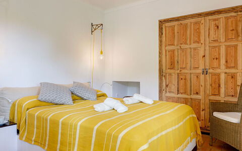 Villa Cassiopea: Mobilia, Letto, Interior Design, Camera Da Letto, Parete, Pavimento, Bedding, Pavimentazione, Lenzuolo, Legna