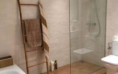 Villa Cassiopea: Pavimentazione, Parete, Pavimento, Bagno, Idraulico Fixture, Interior Design, Piastrella, Gabinetto, Idraulico, Camera