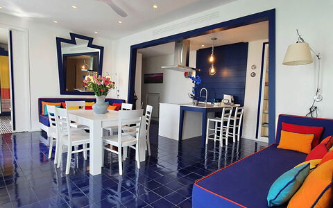 Casa Blue Dream: Mobilia, Interior Design, Pavimentazione, Pavimento, Soffitto, Illuminazione, Tavolo, Sedia, Soggiorno, Camera