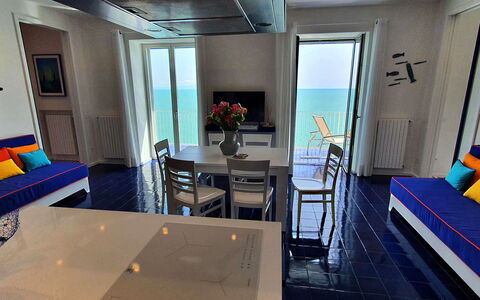 Casa Blue Dream: Mobilia, Pavimento, Mare, Sedia, Oceano, Tavolino Da Caffè, Ricorrere, Hotel, Mobili Da Esterno