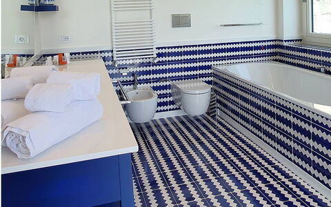 Casa Blue Dream: Blu, Pavimentazione, Pavimento, Interior Design, Piastrella, Materiale Composito, Design, Idraulico Fixture, Bagno