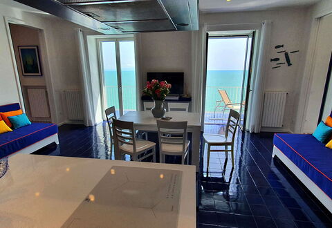 Casa Blue Dream: Mobilia, Pavimento, Mare, Sedia, Oceano, Tavolino Da Caffè, Ricorrere, Hotel, Mobili Da Esterno