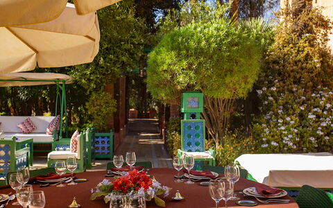 Villa the Garden: Mobilia, Tavolo, Tovaglia, Sedia, Biancheria, Tavolo Esterno, Ristorante, Mobili Da Esterno, Giardino, Decorazione