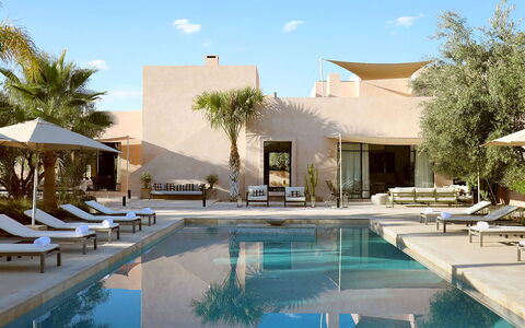 Villa Eleganza: Piscina, Ricorrere, Mobili Da Esterno, Lettino, Estate, Shade, Ombrello, Hacienda, Villa, Landscaping