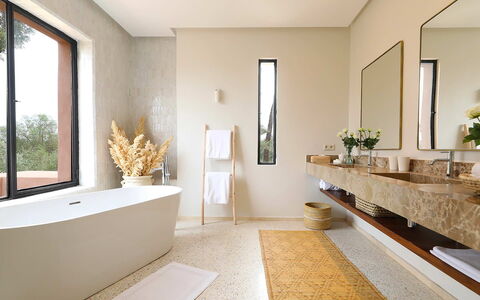 Villa Eleganza: Interior Design, Parete, Pavimentazione, Idraulico Fixture, Pavimento, Bagno, Illuminazione, Casa, Idraulico, Soffitto