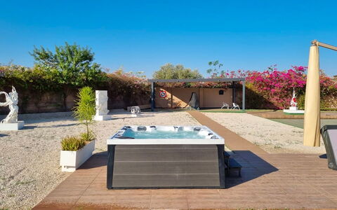Villa Jamalu: Piscina, Materiale Composito, Tempo Libero, Shade, Mobili Da Esterno, Calcestruzzo, Vaso Di Fiori, Giardino, Ricorrere