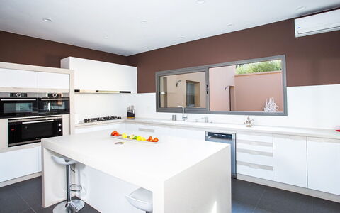 Villa Jamalu: Cucina, Interior Design, Cabinetry, Controsoffitto, Elettrodomestico Da Cucina, Pavimentazione, Soffitto, Legna, Mobilia, Lampada