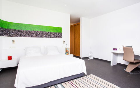 Villa Jamalu: Pavimentazione, Pavimento, Interior Design, Camera Da Letto, Pavimento In Legno, Cuscino, Letto, Hotel, Lancia Cuscino, Bedding