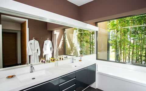 Villa Jamalu: Interior Design, Idraulico Fixture, Bagno, Parete, Lavandino Del Bagno, Lavello, Pavimentazione, Controsoffitto, Rubinetto, Casa
