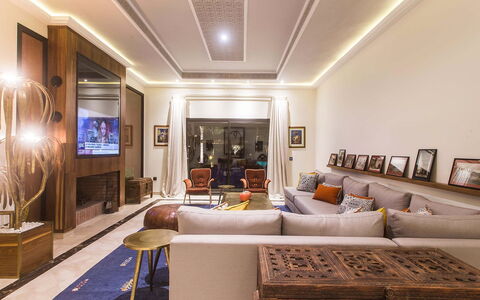 Villa Annarosa: Mobilia, Interior Design, Pavimentazione, Divano, Pavimento, Soffitto, Legna, Soggiorno, Illuminazione, Camera