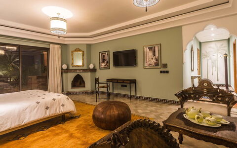 Villa Annarosa: Interior Design, Mobilia, Soffitto, Pavimentazione, Pavimento, Camera Da Letto, Illuminazione, Letto, Lampada, Camera