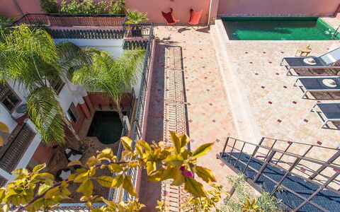 Riad Special: Materiale Composito, Urban Design, Appartamento, Balcone, Cortile, Estate, Hacienda, Piscina, Color Legno