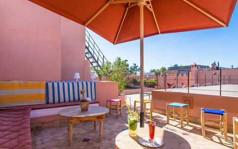Riad Special: Appartamento, Mobili Da Esterno, Sedia, Tavolo Esterno, Vaso Di Fiori, Pianta Della Casa, Balcone