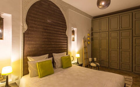 Riad Special: Interior Design, Pavimentazione, Pavimento, Mobilia, Camera Da Letto, Illuminazione, Letto, Lenzuolo, Camera, Bedding