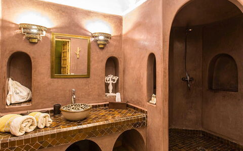 Riad Special: Interior Design, Pavimentazione, Pavimento, Soffitto, Idraulico Fixture, Idraulico, Lampada, Piastrella, Rubinetto, Bagno