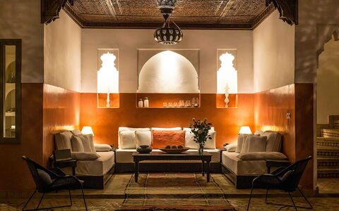 Riad Special: Mobilia, Interior Design, Illuminazione, Pavimentazione, Soffitto, Pavimento, Divano, Camera, Lampada, Soggiorno