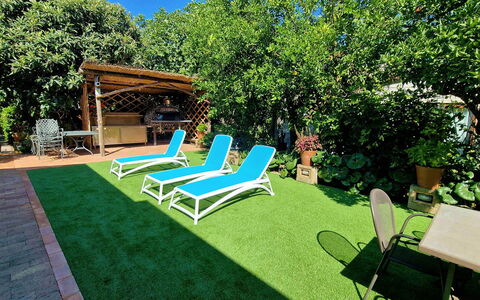 Villa Romantic Garden: Giardino, Arbusto, Mobilia, Mobili Da Esterno, Backyard, Shade, Prato, Eco Hotel, Piscina, Ricorrere