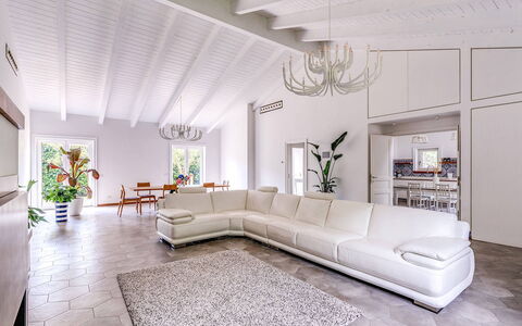 Villa Romantic Garden: Mobilia, Interior Design, Divano, Pavimentazione, Soggiorno, Pavimento, Casa, Soffitto, Camera, Illuminazione