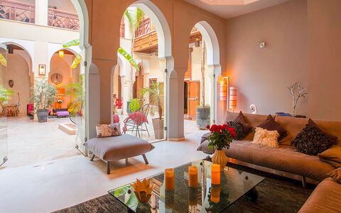 Riad Ikram: Interior Design, Soggiorno, Appartamento, Casa, Pavimento, Camera, Divano, Pianta Della Casa, Cuscino