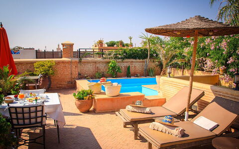 Riad Ikram: Piscina, Mobilia, Ricorrere, Mobili Da Esterno, Lettino, Vaso Di Fiori, Sedia, Ombrello, Pianta Della Casa, Eco Hotel