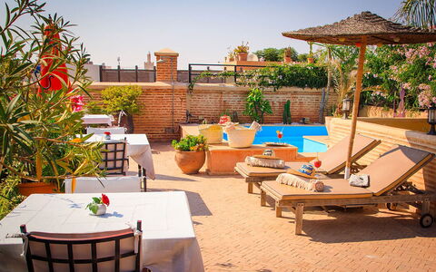 Riad Ikram: Piscina, Mobilia, Mobili Da Esterno, Ricorrere, Ombrello, Sedia, Lettino, Vaso Di Fiori, Pianta Della Casa, Eco Hotel