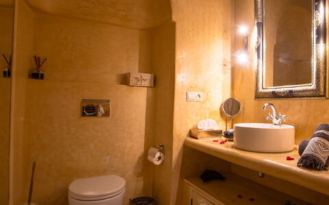Riad Ikram: Lavandino Del Bagno, Parete, Idraulico Fixture, Interior Design, Pavimentazione, Bagno, Pavimento, Lavello, Rubinetto, Camera