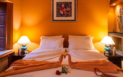 Riad Ikram: Mobilia, Interior Design, Letto, Camera Da Letto, Arancia, Lenzuolo, Camera, Bedding, Pavimento, Tessile