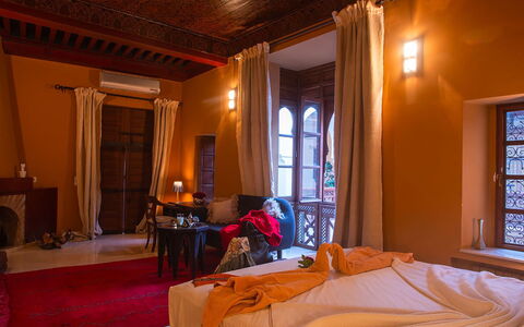 Riad Ikram: Interior Design, Illuminazione, Camera, Soffitto, Color Legno, Lampada, Latifoglie, Modanatura, Sedia, Tenda
