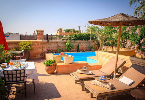 Riad Ikram: Piscina, Mobilia, Ricorrere, Mobili Da Esterno, Lettino, Vaso Di Fiori, Sedia, Ombrello, Pianta Della Casa, Eco Hotel