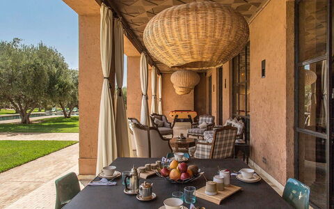 Villa Portraits: Mobilia, Sedia, Shade, Mobili Da Esterno, Giardino, Backyard, Estate, Landscaping, Cortile, Prato