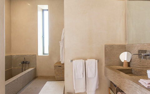 Villa Portraits: Parete, Pavimentazione, Pavimento, Legna, Interior Design, Idraulico Fixture, Lavandino Del Bagno, Camera, Bagno, Soffitto